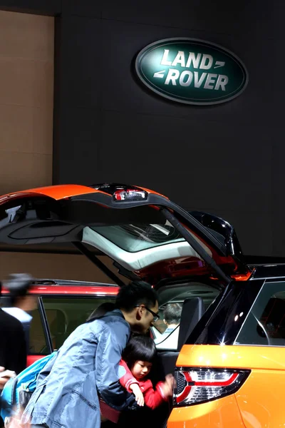Návštěvníci Vyzkoušet Nebo Podívejte Land Rover Rozsah Rover Suv Displeji — Stock fotografie