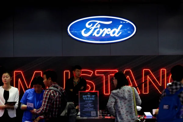 Persone Visitano Stand Ford Durante Shanghai International Automobile Industry Exhibition — Foto Stock
