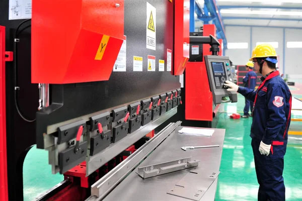 Chinesischer Arbeiter Bedient Eine Maschine Einer Rolltreppen Produzierenden Fabrik Yichang — Stockfoto