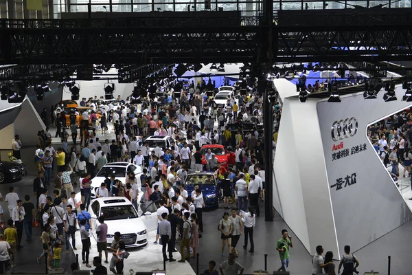 Visitantes Lotam Stand Audi Durante Uma Exposição Automóveis Cidade Shenzhen — Fotografia de Stock