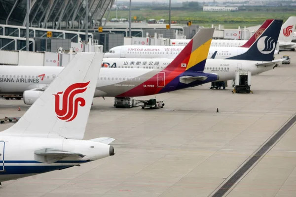 Kínai Külföldi Légitársaságok Utasszállító Sugárhajtású Repülőgépek Érvényû Shanghai Hongqiao Nemzetközi — Stock Fotó