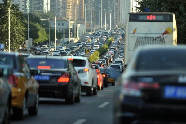2014年9月4日 北京で開催される中秋祭りに先立ち 道路の渋滞で車両がゆっくりと動く — ストック写真