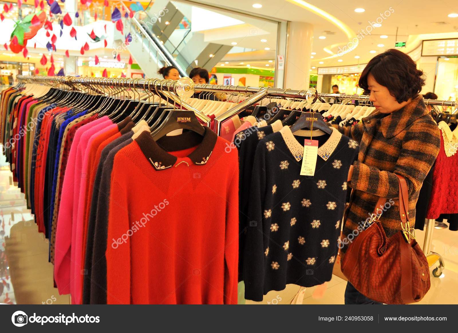 Watchful champion jeg fandt det Kunde Køber Tøj Indkøbscenter Qingdao Øst Kinas Shandong Provins December –  Redaktionelle stock-fotos © ChinaImages #240953058