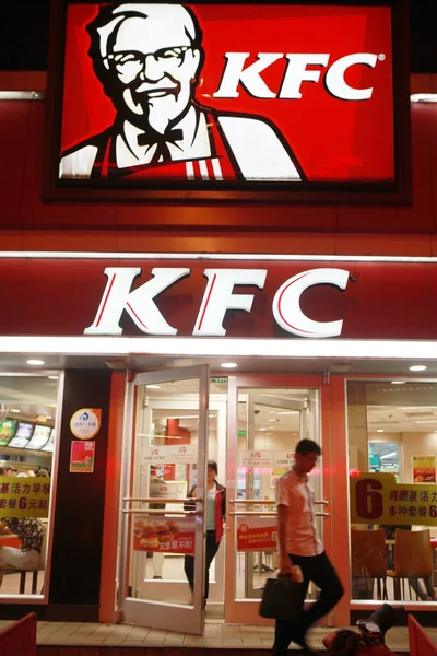 Clientes Deixam Restaurante Fast Food Kfc Yum Brands Cidade Rizhao — Fotografia de Stock