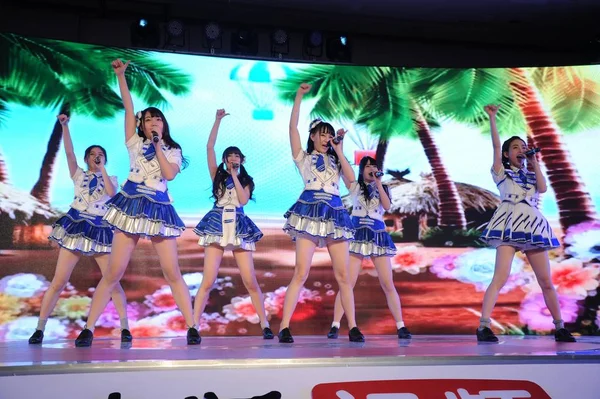 Członkowie Grupy Chińska Dziewczyna Snh48 Wykonać Przypadku Obrotu Sohu Com — Zdjęcie stockowe