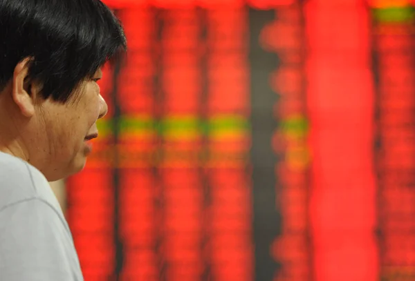 Investor Cina Melihat Harga Saham Merah Untuk Kenaikan Harga Dan — Stok Foto