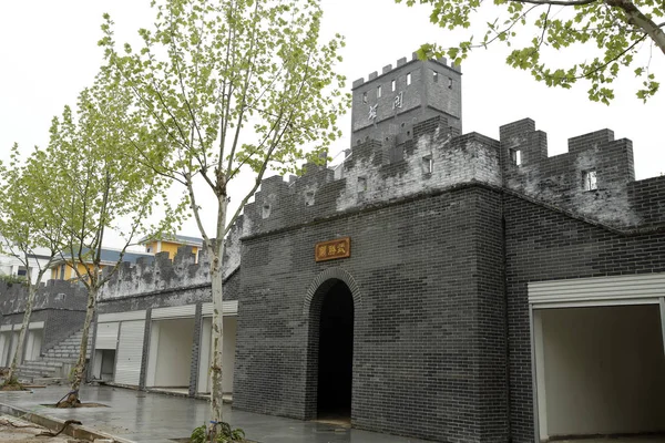 2015年4月15日 中国中部湖北省武汉市武汉生物工程学院校园内 一座大墙形建筑综合体 — 图库照片