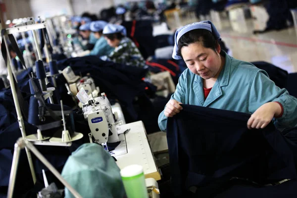 Trabajadoras Chinas Cosen Ropa Para Exportarla Europa Una Fábrica Prendas — Foto de Stock