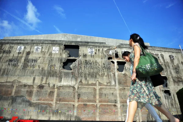 Folk Går Förbi Det Renoverade Sihang Warehouse Shanghai Kina Augusti — Stockfoto