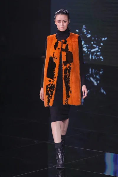 モデルは 中国ファッション週秋 2015 中国の北京で 2015 日の間に中国ファッションデザイナー ファン蘭 Ranfan ファッションショーで新しい創造を表示します — ストック写真