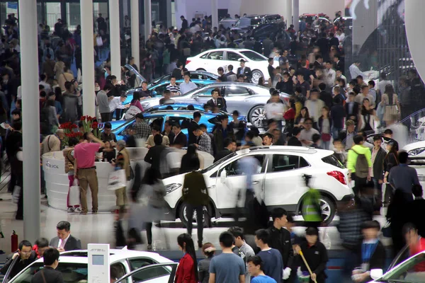 Visitantes Lotam Arquibancadas Buick Cadillac Durante Xvi Exposição Internacional Indústria — Fotografia de Stock