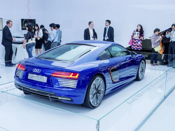 Les Visiteurs Regardent Concept Conduite Pilote Audi Tron Exposé Lors — Photo