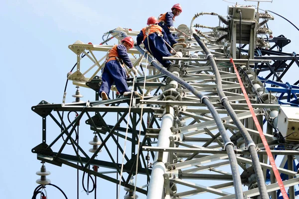 Chinesische Elektriker Montieren Stromleitungen Einem Mast Dorf Gaoyu Stadt Qingdao — Stockfoto