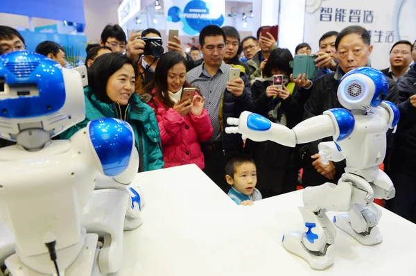 Los Visitantes Observan Robots Aldebaran Robotics Bailando Durante Conferencia Mundial — Foto de Stock