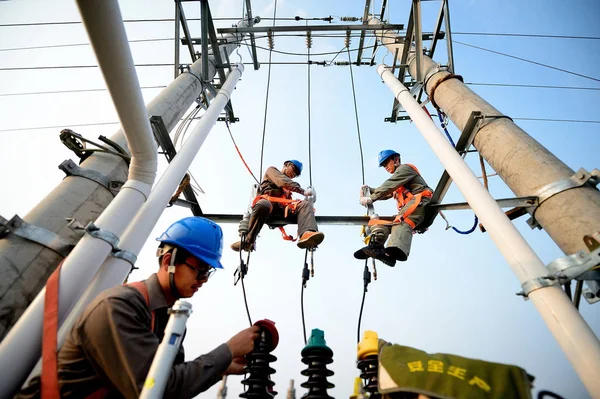 Electricistas Chinos Actualizan Dispositivos Eléctricos Redes Eléctricas Locales Aldea Lianfeng —  Fotos de Stock