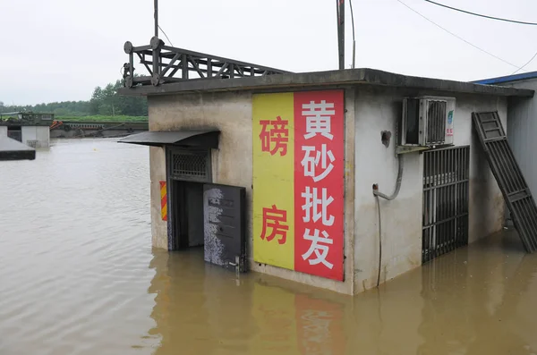 Dům Ponořen Povodněmi Způsobenou Těžkým Deštěm Oblasti Kvanjjiao — Stock fotografie