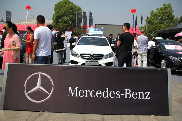 Visitantes Olham Para Carros Mercedes Benz Exposição Durante Show Automóveis — Fotografia de Stock