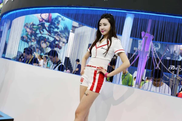 Seorang Gadis Panggung Berpose Stand Seasun Entertainment Selama China Digital — Stok Foto