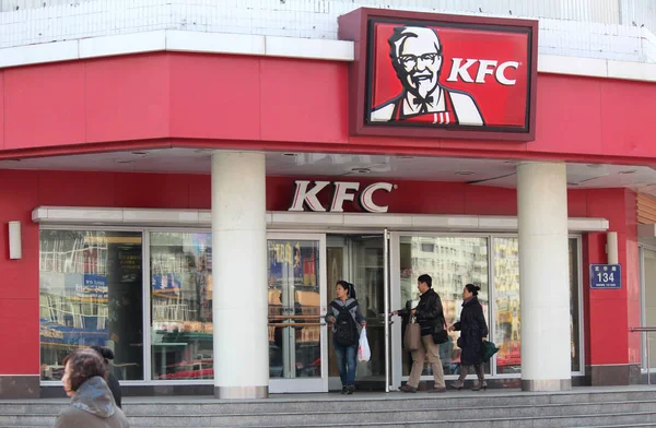 Clientes Caminham Deixam Restaurante Fast Food Kfc Yum Brands Cidade — Fotografia de Stock