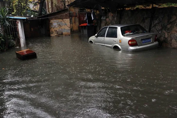 Carro Está Meio Submerso Uma Estrada Inundada Causada Por Fortes — Fotografia de Stock