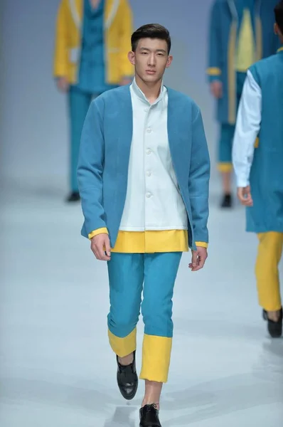 Modelo Exibe Uma Nova Criação Desfile Moda Sundance Durante China — Fotografia de Stock