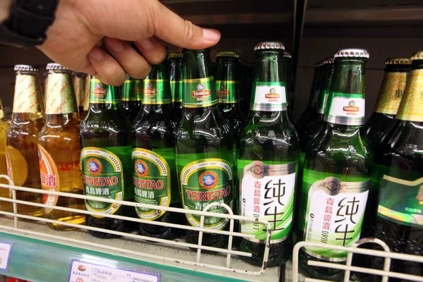 Cliente Compra Una Botella Cerveza Tsingtao Cervecería Tsingtao Supermercado Ciudad — Foto de Stock