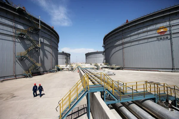中国の検査官は 2012年4月5日 中国天津のペトロチャイナの親会社であるCnpc 中国国家石油公社 のダガン商業石油予備基地で過去の原油タンクをパトロールします — ストック写真