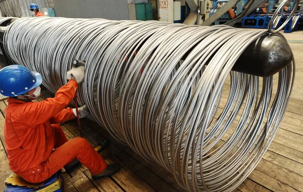 Китайский Рабочий Полирует Стержни Нержавеющей Стали Заводе Dongbei Special Steel — стоковое фото