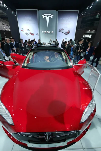 Besucher Betrachten Oder Ausprobieren Ein Tesla Elektroauto Während Der Shanghai — Stockfoto