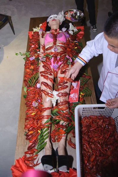 Ein Chinesischer Angestellter Legt Einem Restaurant Der Stadt Shenyang Provinz — Stockfoto