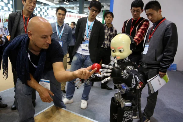 Robot Intenta Conseguir Tomate Durante Feria Internacional Tecnología China Shanghai —  Fotos de Stock