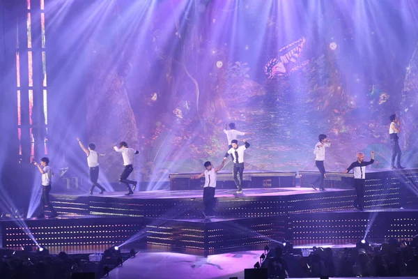 韩中男孩团体 Exo 成员在2015年8月16日在中国香港举行的 Exo Planet Exo Luxion 音乐会上表演 — 图库照片
