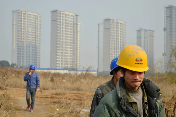 Trabajadores Migrantes Chinos Pasan Frente Nuevos Edificios Apartamentos Gran Altura — Foto de Stock