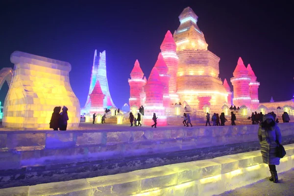 Besucher Betrachten Eisskulpturen Vorfeld Des Internationalen Eis Und Schneefestivals Harbin — Stockfoto