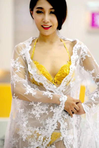 2015年8月20日 在中国东北辽宁省沈阳市 一家珠宝店举行的纪念齐溪节的活动中 一名身穿一套金色内衣的模特摆姿势 — 图库照片