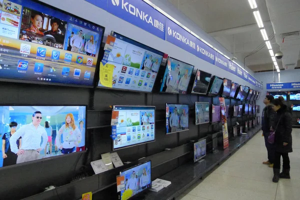 Clientes Compran Televisores Led Konka Una Tienda Electrodomésticos Ciudad Qingdao —  Fotos de Stock