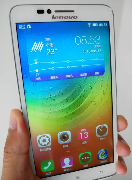 Ein Handynutzer zeigt sein Lenovo-Smartphone in der Stadt Yichang in der zentralchinesischen Provinz Hubei, 13. August 2015. — Stockbild Ein Handynutzer Zeigt Sein Lenovo Smartphone Der Stadt Yichang Der — Stockfoto