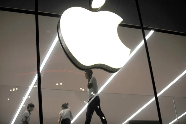 Clientes Estão Comprando Uma Apple Store Cidade Shenyang Nordeste China — Fotografia de Stock