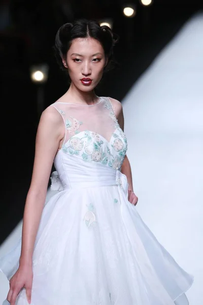 2015 상하이 상하이 2016 드레스 브랜드 테아의 쇼에서 새로운 창조를 — 스톡 사진