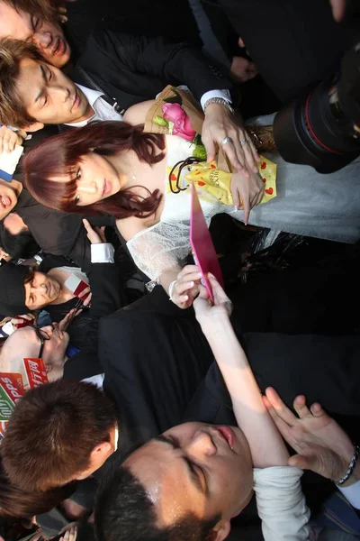 Cantante Japonés Ayumi Hamasaki Derecha Firmará Autógrafo Para Fan Aeropuerto — Foto de Stock