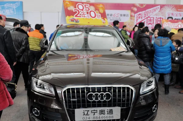 Chińskich Odwiedzających Wypróbować Audi Suv Wystawie Auto Show Shenyang Miasta — Zdjęcie stockowe