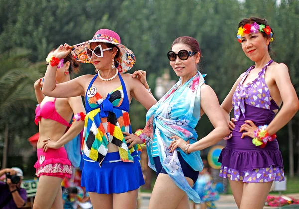 Oudere Chinese Vrouwen Poseren Tijdens Een Zwemmen Suits Modeshow Tianjin — Stockfoto