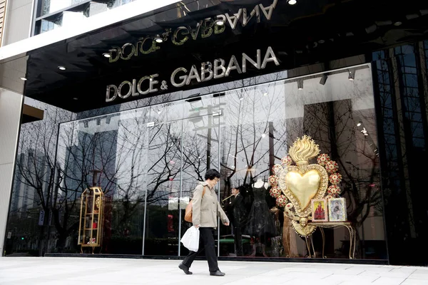 Seorang Pejalan Kaki Melewati Butik Mode Dolce Gabbana Pusat Perbelanjaan — Stok Foto