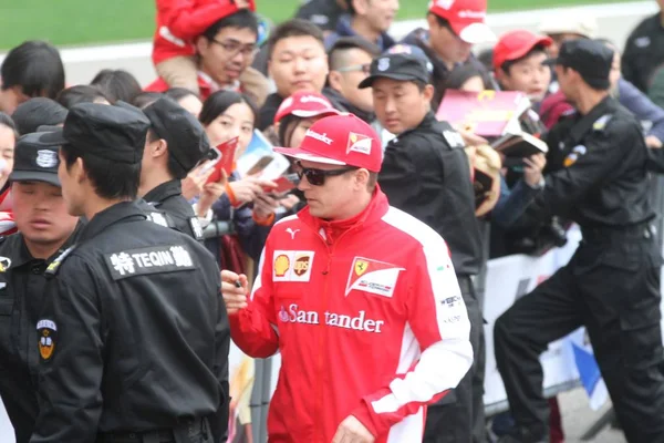 Kimi Raikkonen Pilote Finlandaise Ferrari Centre Signe Des Autographes Pour — Photo
