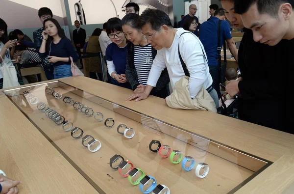 Kunden Schauen Sich Einem Apple Store Hangzhou Der Ostchinesischen Provinz — Stockfoto