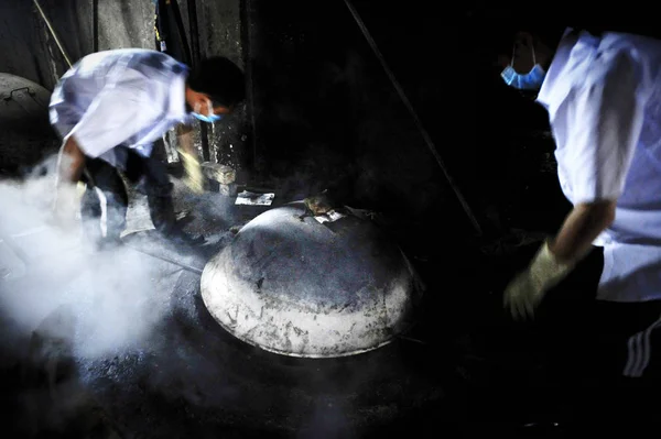 Chińskich Kucharzy Sprawdzić Pokrywę Pieca Podczas Karmienia Świnia Tomb Zamiatanie — Zdjęcie stockowe