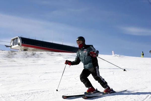 2015년 18일 허베이성 장자커우 콘글리 카운티의 리조트 시크릿 가든에서 스키를 — 스톡 사진