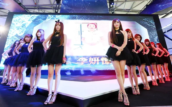 Showgirls Posieren Während Der China Digital Entertainment Expo Auch Als — Stockfoto