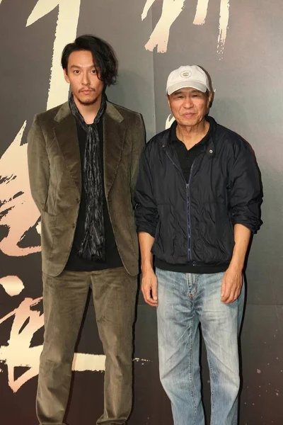 台湾のホウ シャオシェン 監督と俳優チャン チェン ポーズ台北 の暗殺者 の映画のプレミアで 2015 — ストック写真
