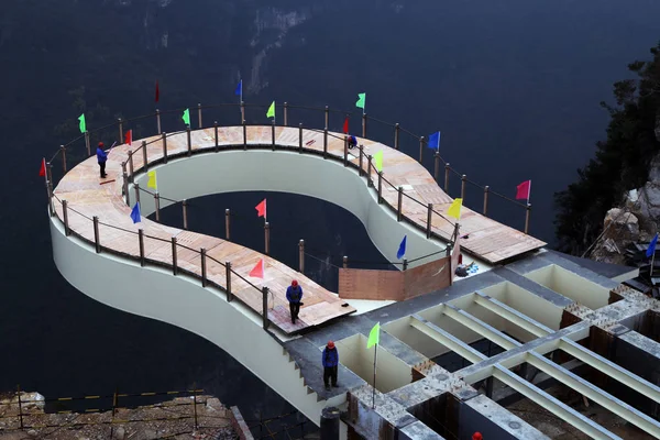 Chińskich Pracowników Zainstalować Ostateczny Kawałek Szkła Szklanym Wspornika Mostu Longgang — Zdjęcie stockowe